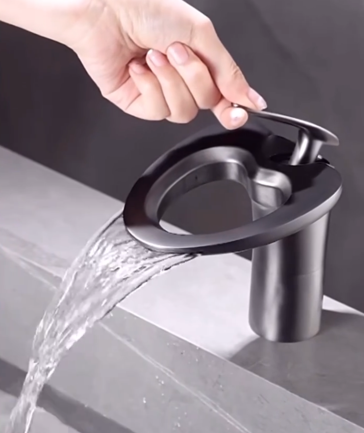 Modern Waterfall Bathroom Faucet, Brass, Hot and Cold Water Faucet L001(Black and Gold Short)