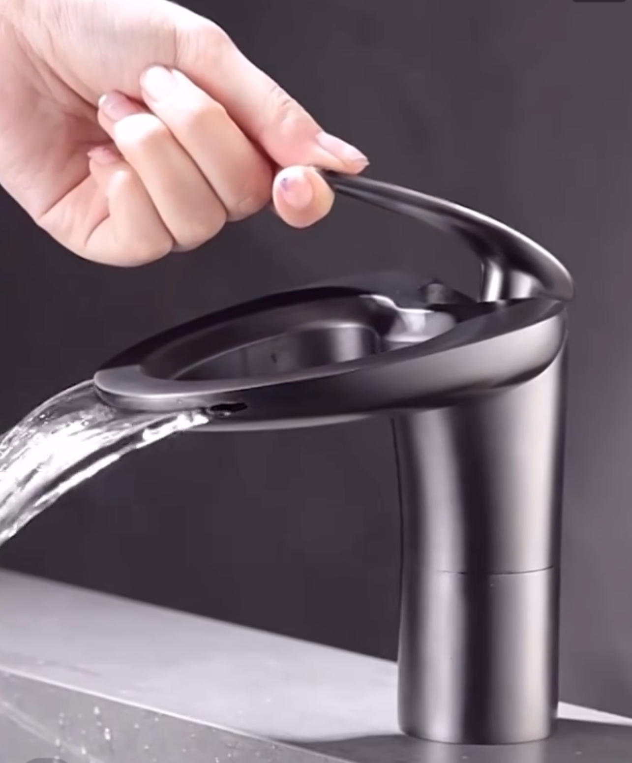 Modern Waterfall Bathroom Faucet, Brass, Hot and Cold Water Faucet L001(Black and Gold Short)