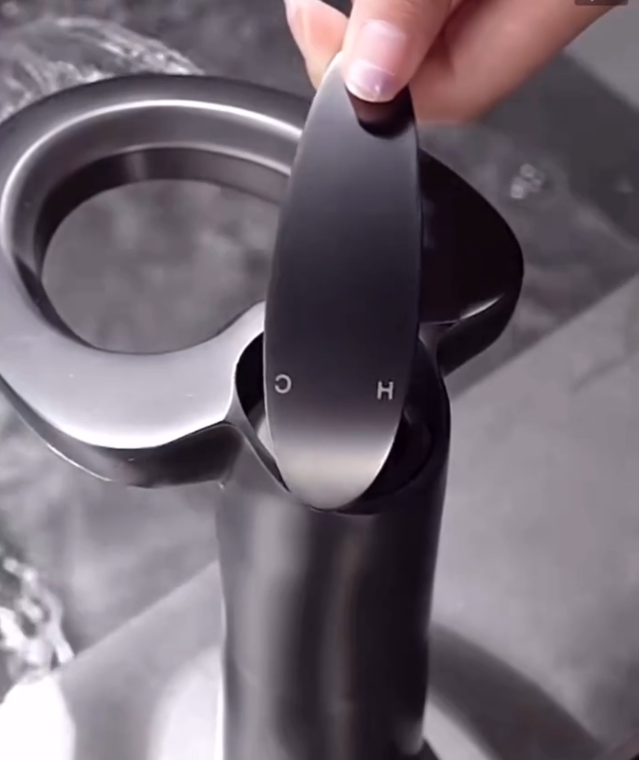 Modern Waterfall Bathroom Faucet, Brass, Hot and Cold Water Faucet L001(Black and Gold Short)