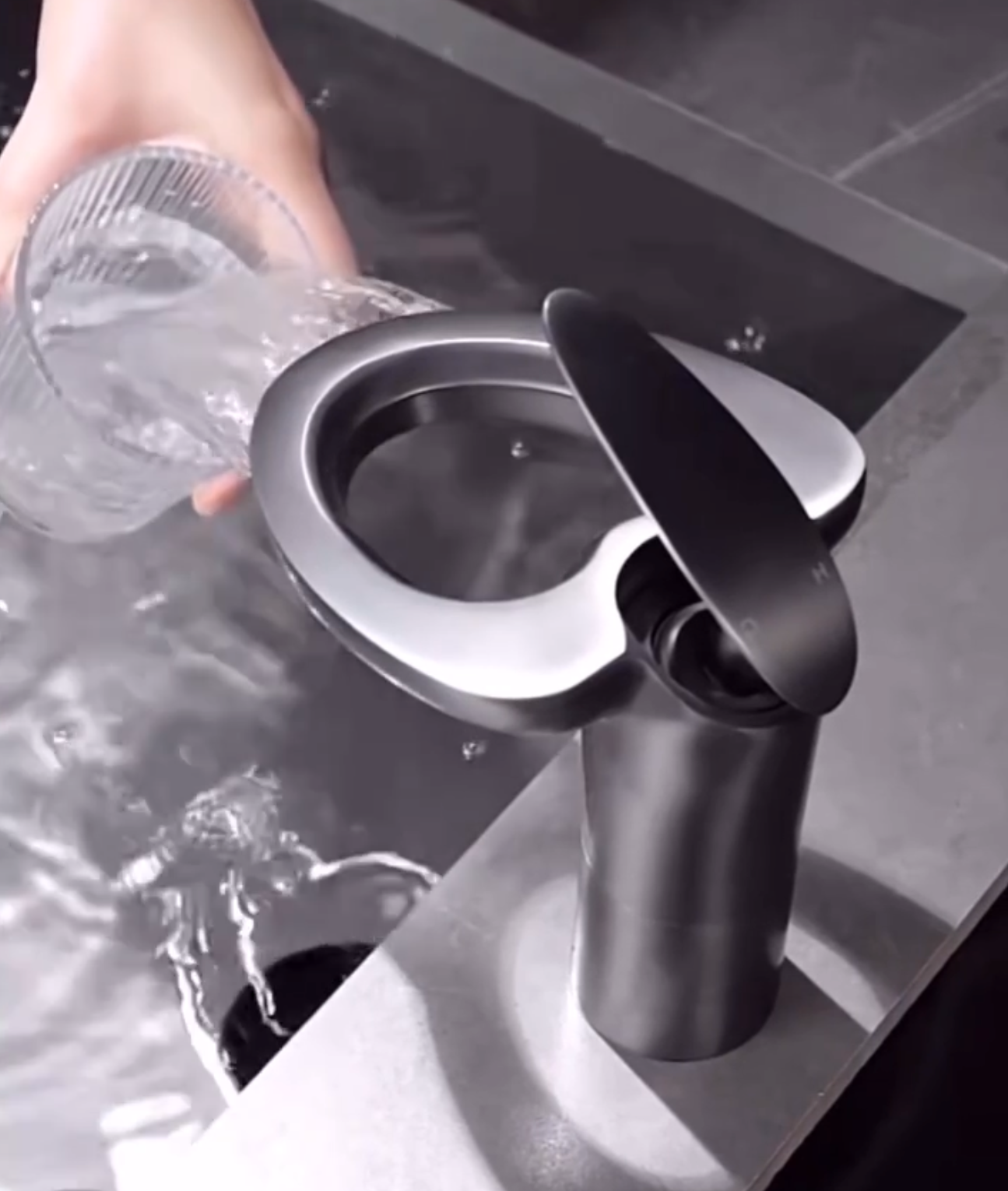 Modern Waterfall Bathroom Faucet, Brass, Hot and Cold Water Faucet L001(Black and Gold Short)